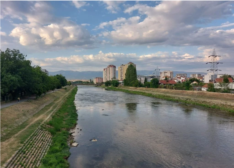 Во Влае постои единствено пешачка патека долж кејот на Вардар, 14.8.2023 година; Фото: Мета.мк