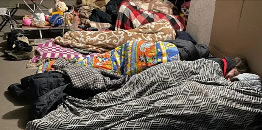 Олга Драх (Unsplash): Деца спијат во скривница, за време на бомбардирање на Кијив, снимено во март, 2022 година (фрагмент)