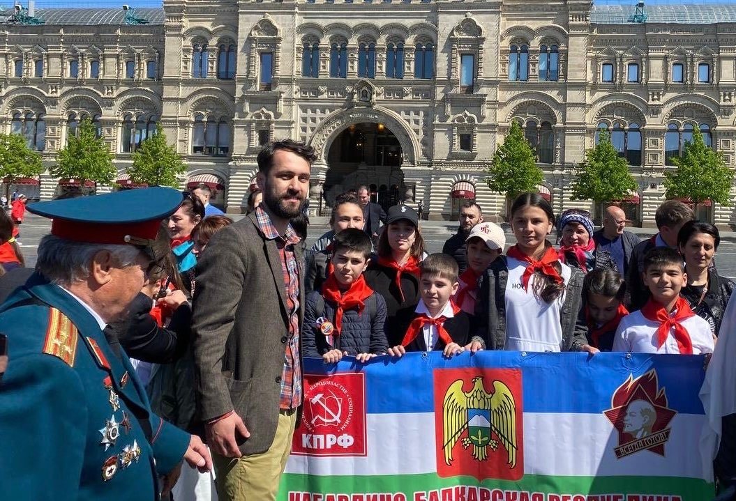 Претставник на делегацијата на Левица на настан повод 100 години од формирањето на советските пионери