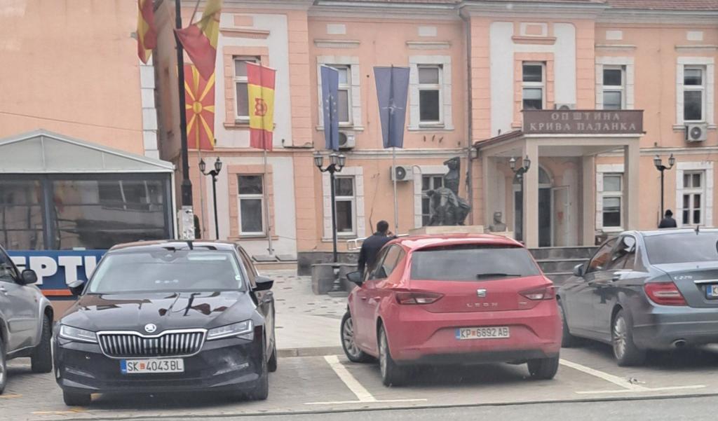 Службеното возило на МТСП со кое техничкиот Велковски допатувал на партиска средба во општинската зграда на Крива Паланка