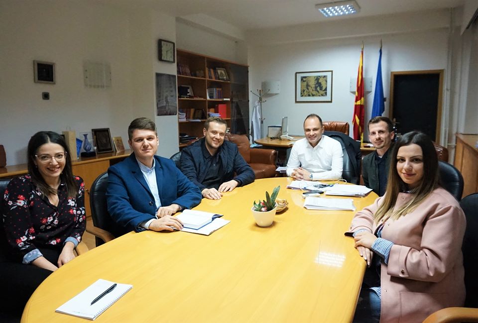 д-р Венко Филипче, како министер за здравство со приватните специјализанти во 2020 година