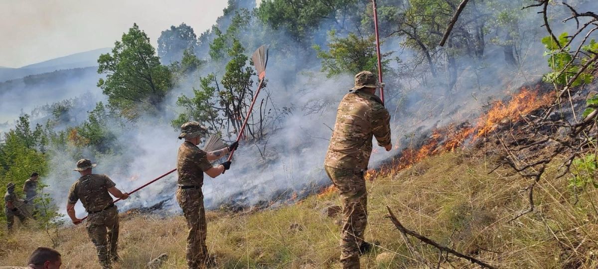 Осум активни пожари, во гаснењето вклучени и Армијата, полицијата и ДЗС