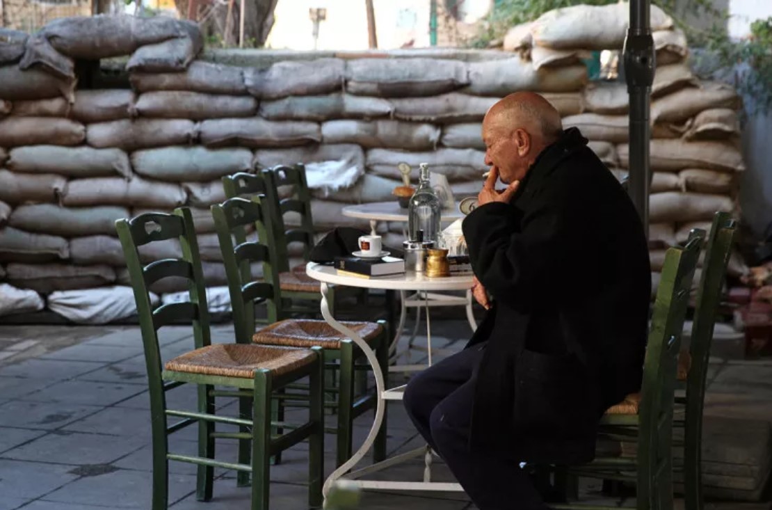 Време за кафе покрај бедемот кој ја означува линијата на поделба на Никозија, главниот град на Кипар