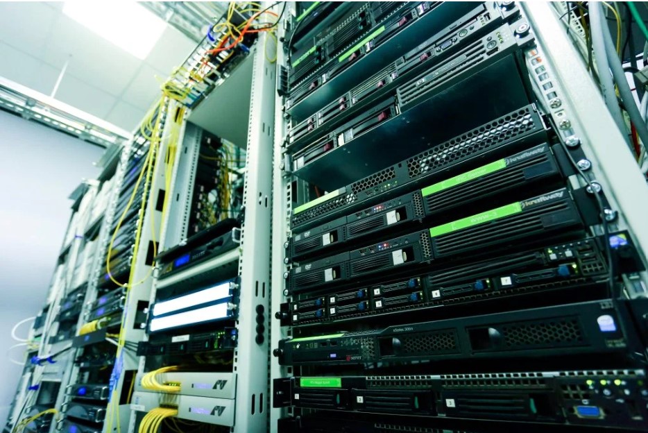 Фото: Photo by Sergei Starostin: https://www.pexels.com/photo/network-servers-on-an-enclosure-6466141/