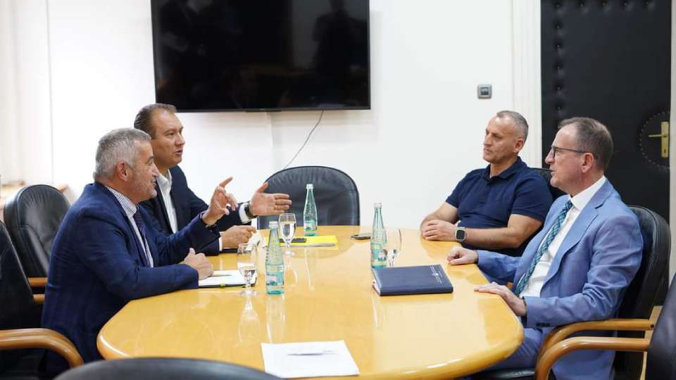 Министерот за здравство со директорите на ФЗОМ Сашо Клековски и Бранко Аџигогов