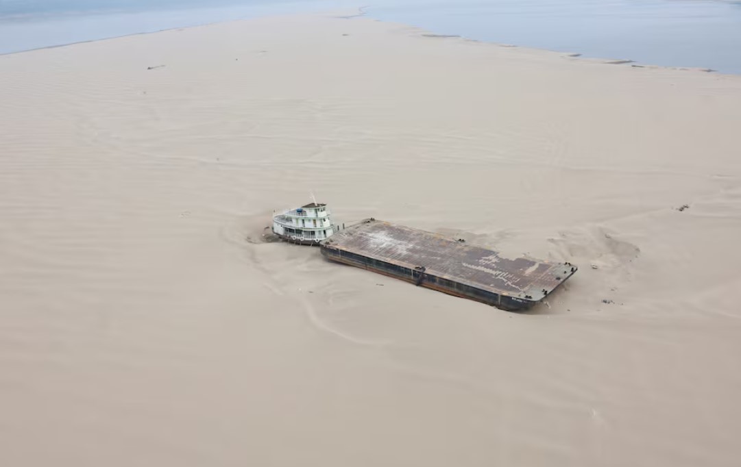 Брод Хопер, заглавен на брегот од песок кај реката Солимоес, една од најголемите притоки на реката Амазон