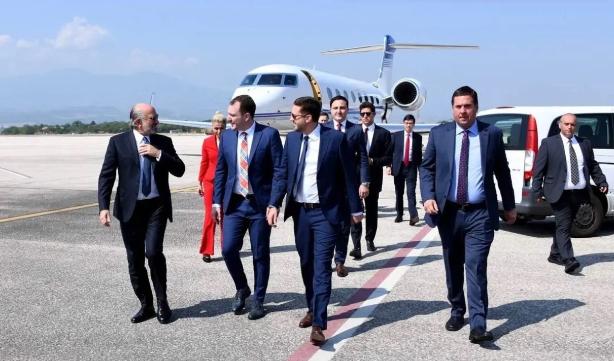 Нунес, првиот ред десно, извршниот директор на Волстрит и копретседател на транзицискиот тим на Трамп, Хауард Лутник, крајно лево, и Крис Павловски, центар, извршен директор на страницата за видео стриминг Rumble. Фотографија од ЛинкДин страницата на министерот за дигитализација Стефан Андоновски