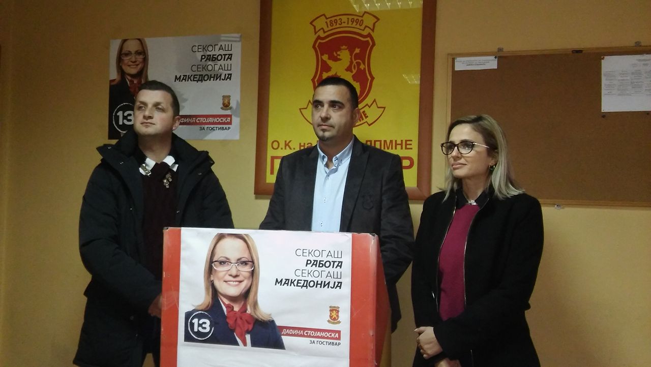 Фотографија од прес конференцијата на Советничката група на ВМРО ДПМНЕ во советот на општина Гостивар кога го прогласија Кашмир Салиу за непожелна личност