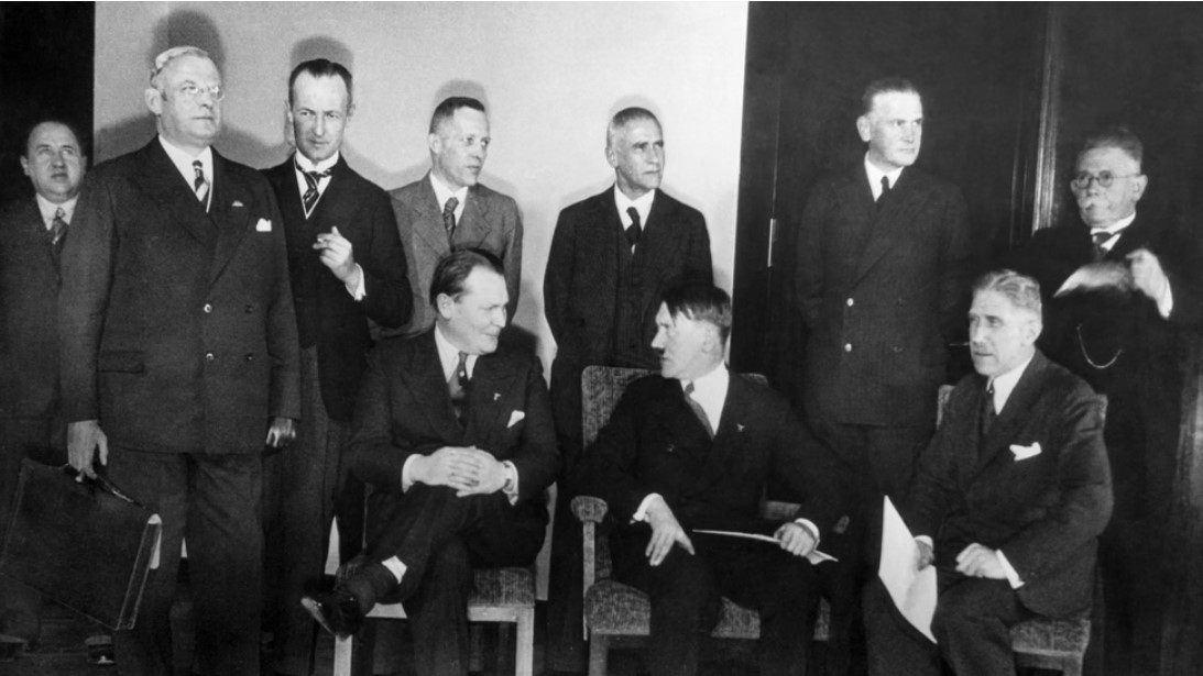 Адолф Хитлер и неговиот кабинет, 30 јануари 1933 година, денот кога стана канцелар на Германија. (Колекција Еверет / Алами)