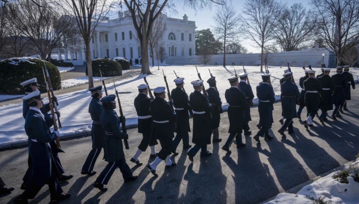 Членови на У.С. Воената заедничка почесна гарда парадираат додека вежбаат пред претстојната претседателска инаугурација, во Северниот тревник пред Белата куќа во Вашингтон, јануари. 12, 2025 година