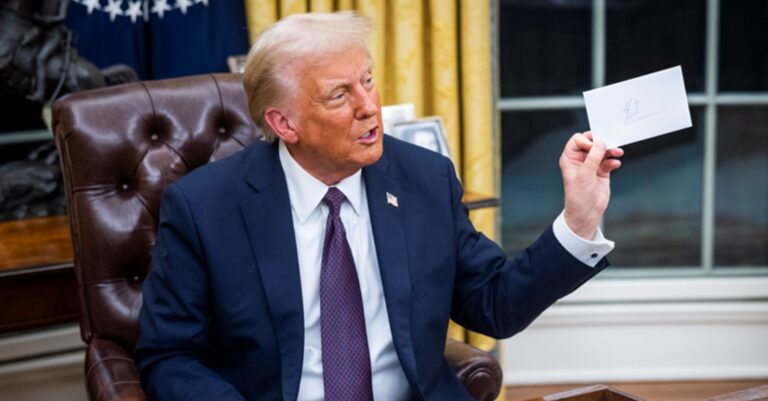 Трамп со писмото што му го оставил Бајден, фото ЕПА