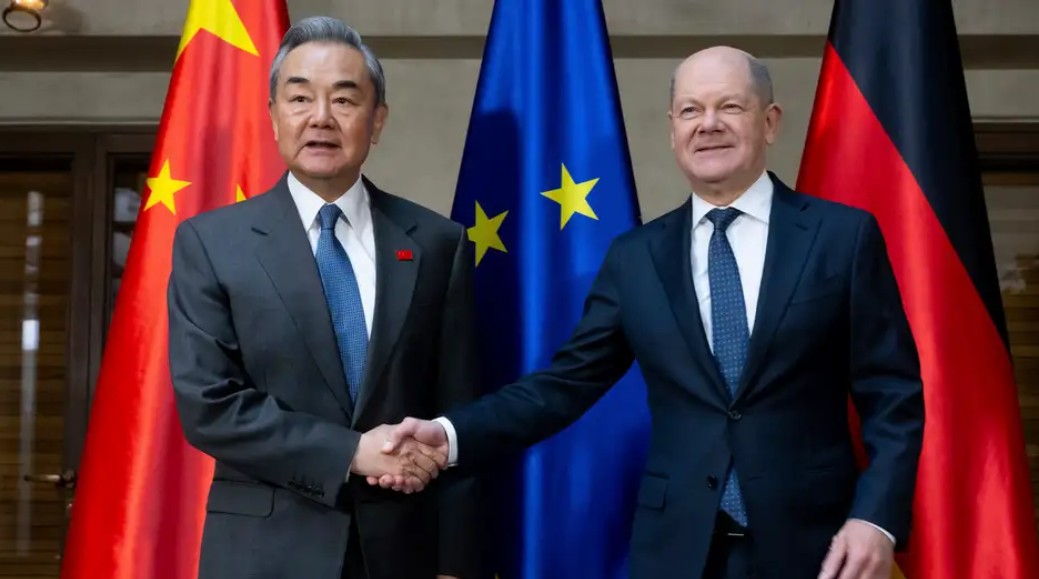 Кинескиот МНР Ванг Ји и германскиот канцелар Олаф Шолц на Минхенската безбедносна конференција