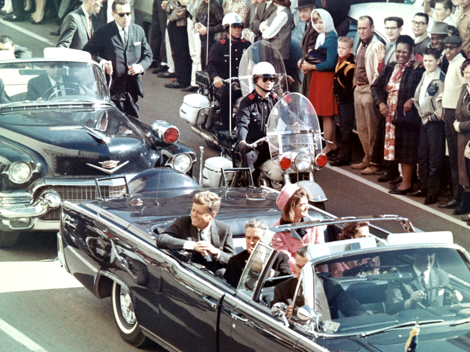 By Walt Cisco, Dallas Morning News - https://www.alamy.com/picture-of-president-kennedy-in-the-limousine-in-dallas-texas-on-main-street-minutes-before-the-assassination-also-in-the-presidential-limousine-are-jackie-kennedy-texas-governor-john-connally-and-his-wife-nellie-image501878963.html?imageid=6AFE70C4-F21C-4ABF-9A96-DEAFAB5E1C2F&p=36552&pn=1&searchId=fdcfd88d5309b2dc2271b0a6bf93fa13&searchtype=0, Public Domain, https://commons.wikimedia.org/w/index.php?curid=7464584