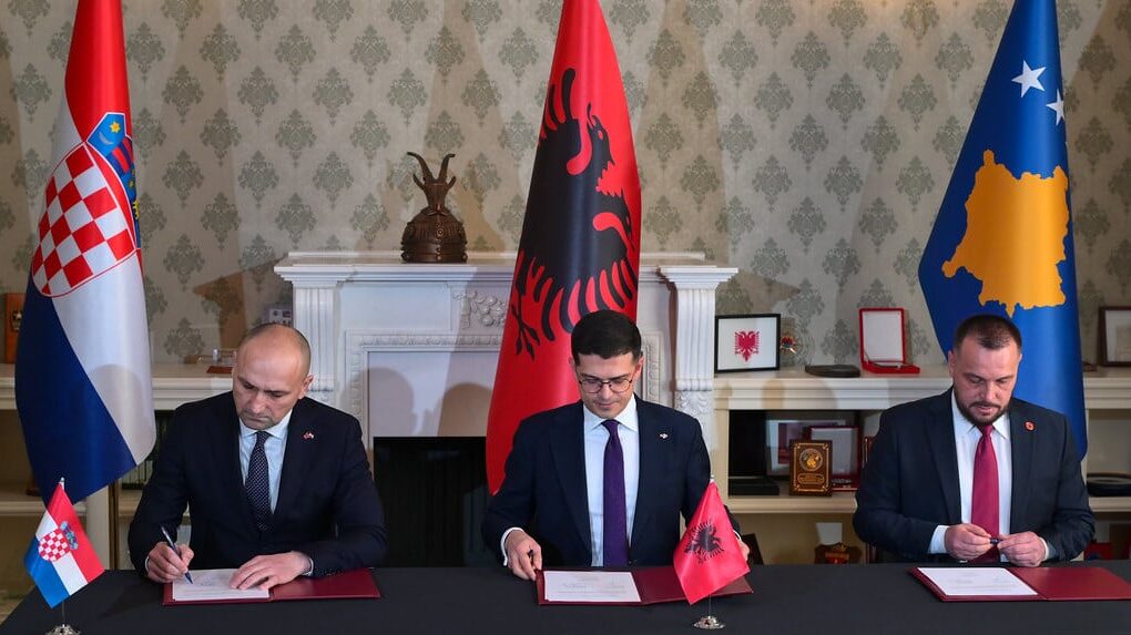 Потпишувањето на декларацијата за одбрана во вторник во Тирана. Фото: Хрватско Министерство за одбрана