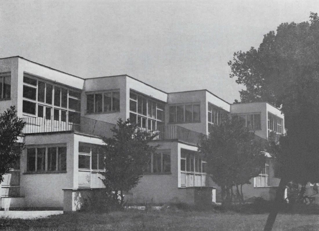 Фотографијата е преземена од публикацијата „Македонска архитектура“, Музеј на современата уметност Скопје 1974 - дигитализирано од Архива ЗаУм