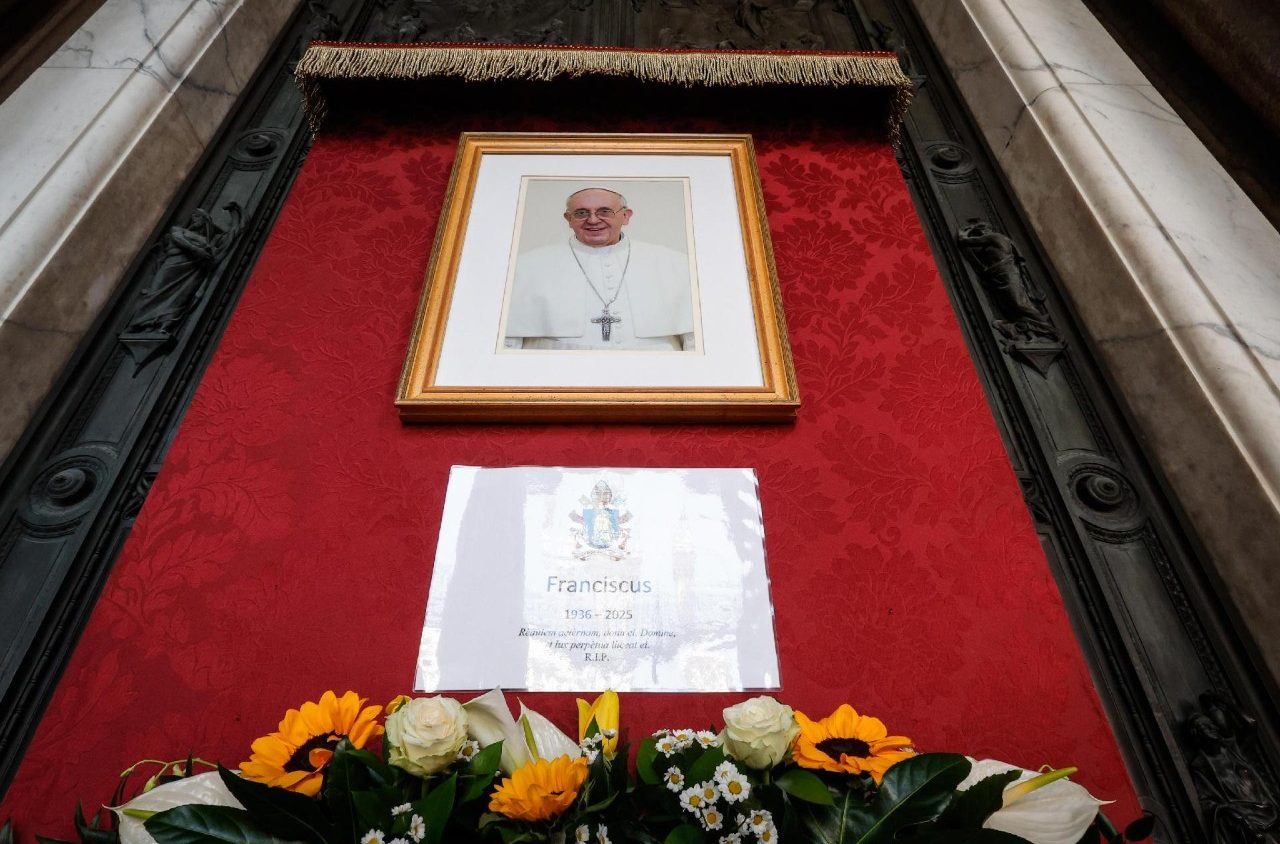 Слика на папата Фрањо во базиликата Света Марија Мајор во Рим (ANSA)