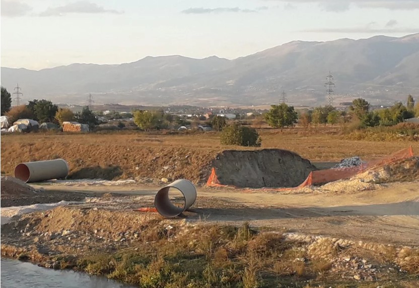 Локацијата покрај реката Вардар каде што треба да се изгради пречистителната станица за отпадни води во Скопје | Фото: Мета.мк