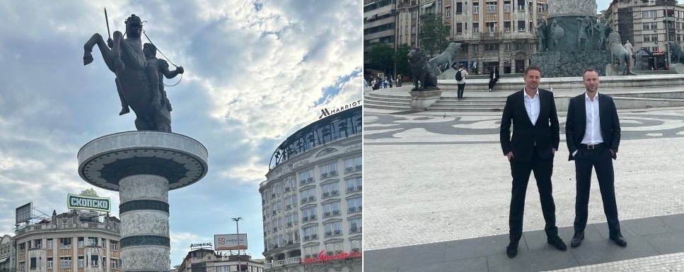 Крис Павловски пред споменикот на Александар велики во Скопје