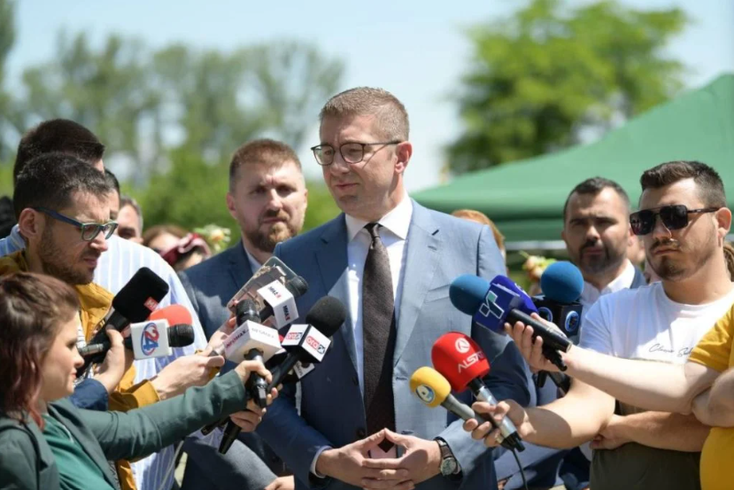 Премиерот Христијан Мицкоски најави дека наскоро патничките возови во земјава ќе се движат со 160 км/ч а товарните со 110 км/ч токму во моментот кога зад него во Долно Лисиче поминуваше товарен воз | Фото: Vlada.mk