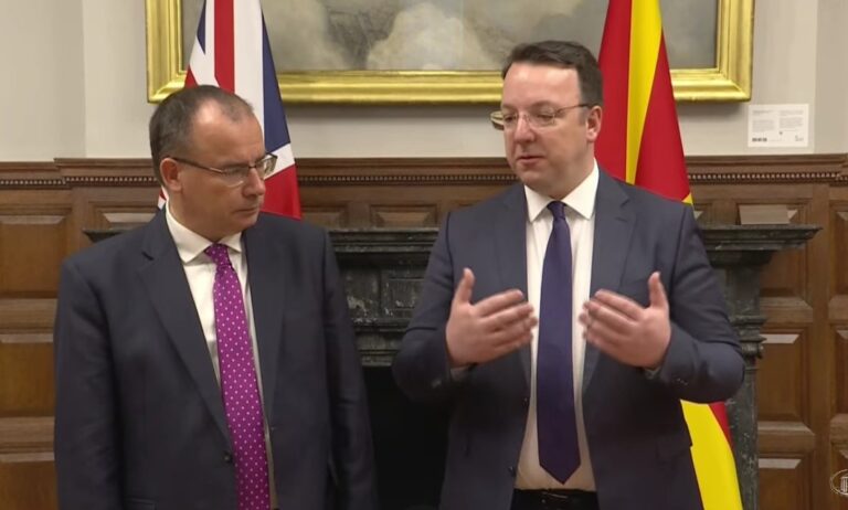 Министер за транспорт Александар Николоски и британскиот министер за економија и извоз Герет Томас