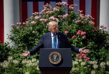 Претседателот на САД, Доналд Трамп во Градината на розите во Белата куќа, 19 мај, 2025 г. Фото: Официјална фотографија на Белата куќа од Карлос Фајф (The White House), јавен домејн, Викимедија комонс