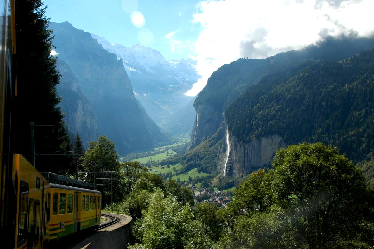 Lauterbrunnental train, Swiss Alps, ZachT, Public domain, via Wikimedia Commons