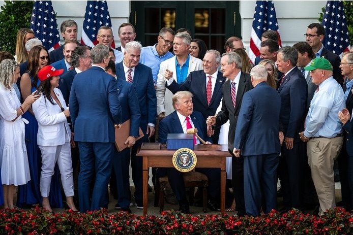 Претседателот на САД, Доналд Трамп разговара со членовите на Кабинетот и други присутни по потпишувањето на „Еден голем прекрасен Закон“ во Белата куќа, петок, 4 јули 2025 година | Фото: Белата куќа, Моли Рајли (The White House), јавен домејн, Викимедија комонс