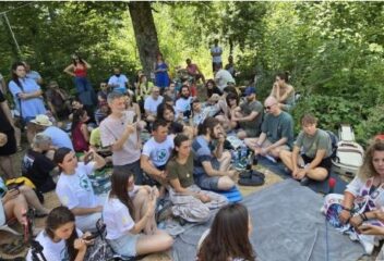 унберг денеска разговараше со еко-активистите кои веќе втор месец не дозволуваат да се гради мала хидроелектрична централа на Дошница на Кожуф планина. Фото: Мета.мк