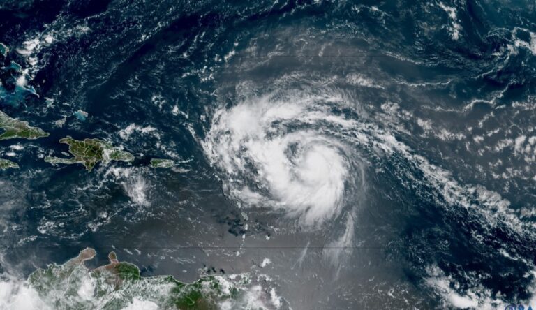 Сателитска снимка на ураганот Ерин на Националниот центар за урагани на САД