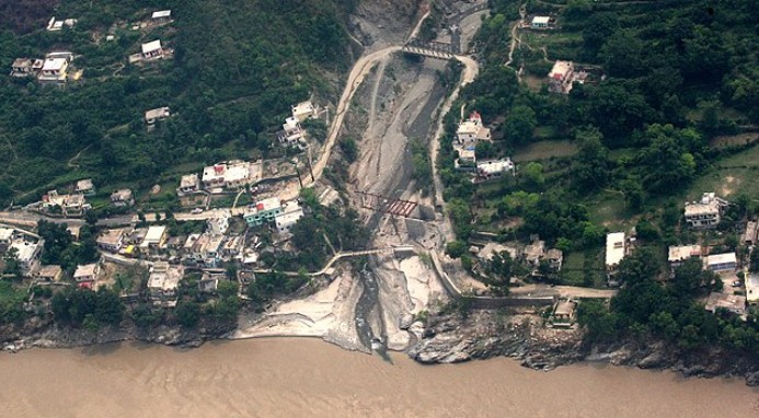 Фото: https://commons.wikimedia.org/wiki/File:An_aerial_view_of_flood-ravaged_Rudraprayag,_in_Uttarakhand.jpg