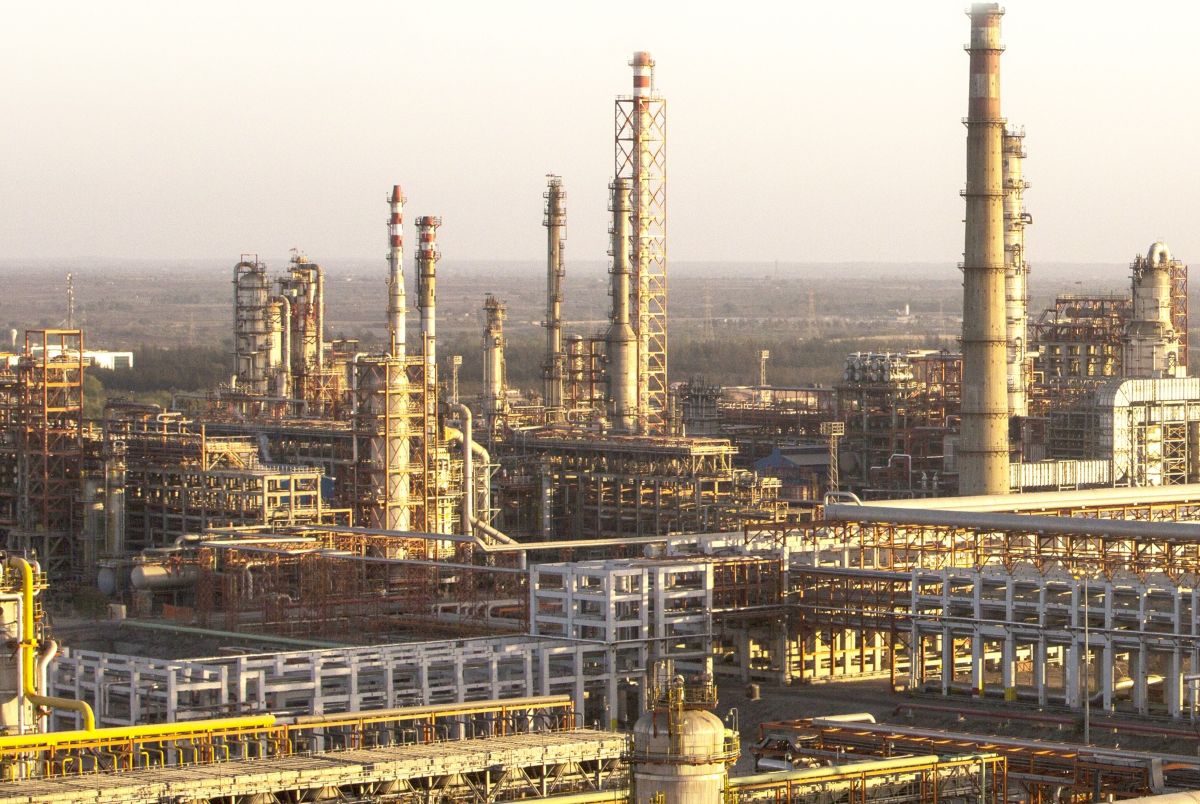 Рафинеријата „Најара“ е втора најголема рафинерија за нафта со една локација во Индија, сместена во Вадинар, Гуџарат, во сопственост на матичната компанија на „Најара Енерџи Лимитед“, „Роснефт“. Nayara, CC BY-SA 4.0 , via Wikimedia Commons