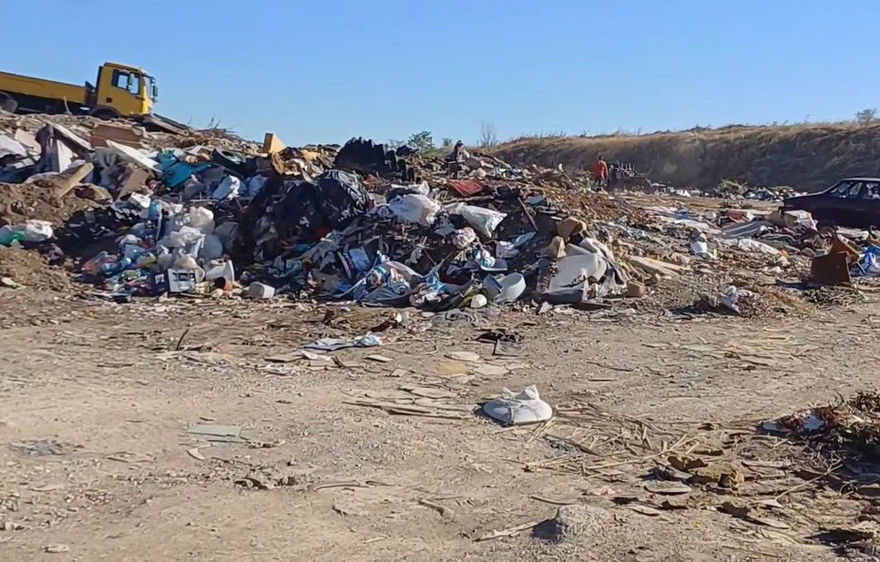 Наместо брза реакција, расчистување на депонијата и обезбедување на просторот, директорот на јавното претпријатие, кадар на ВМРО-ДПМНЕ, се заканил на кандидатите за советници дека ќе ги пријави за „намерно потпалување“ на депонијата.