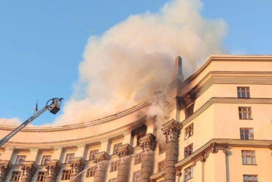 Утрово избувна пожар во владина зграда во центарот на Киев