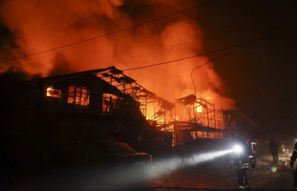 Украински дронови предизвикаа пожар во руска рафинерија за нафта