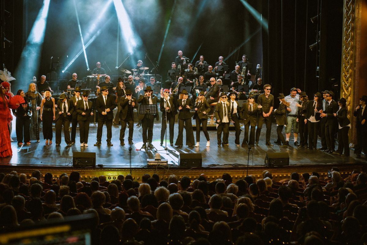 „Глумците Пеат“