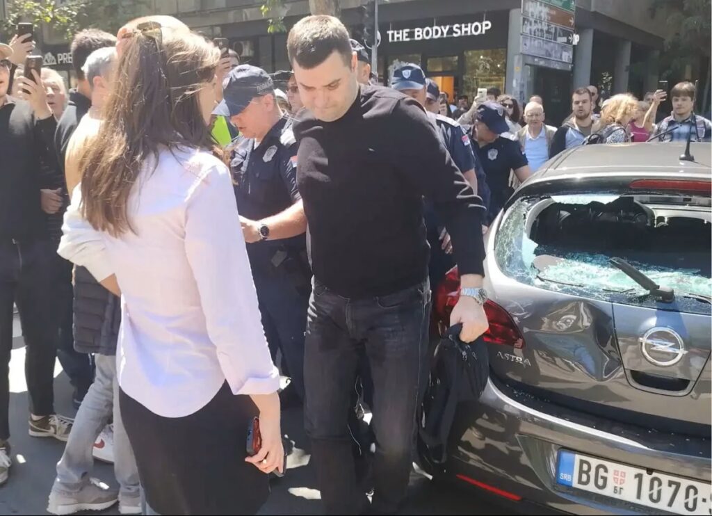 [ВИДЕО] Шок во Белград, возач со автомобил проби студентска блокада и удри пензионер