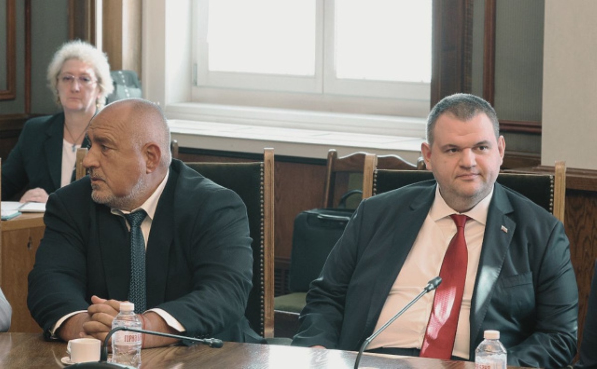 Радев ја укина заштитата за Борисов и Пеевски: нов политички потрес во Бугарија