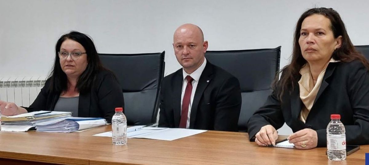 обвинителката