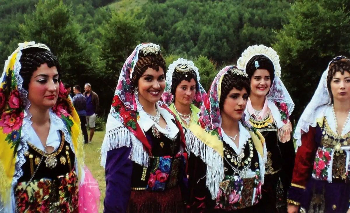 Албанците