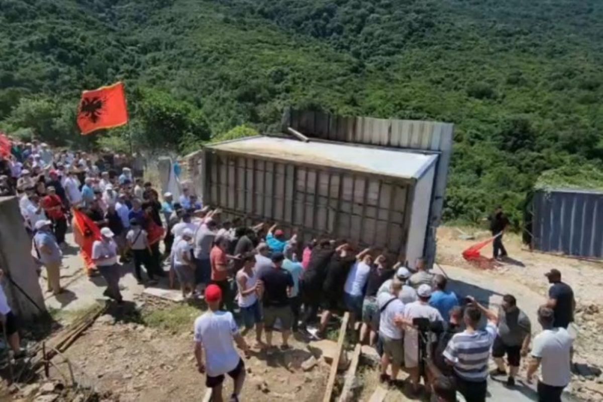 Албанија
