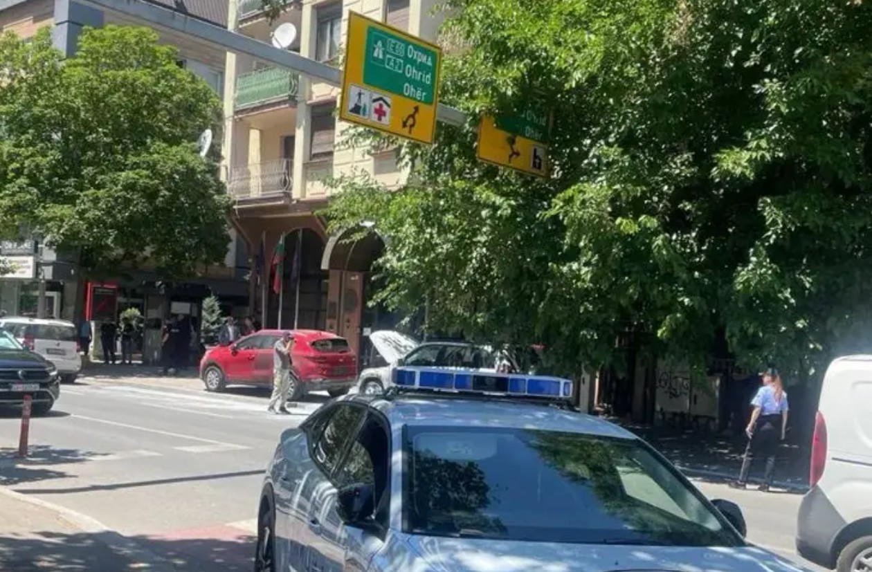 Запалени возила кај Бугарската амбасада, полицијата во потрага по непознато лице