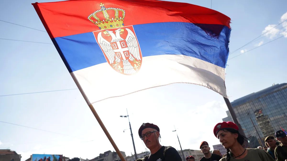 Србија им доделила државјанство на стотици Руси, вклучувајќи и на санкционирани лица